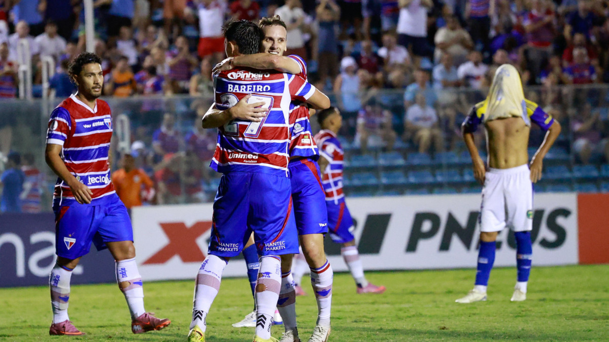 Pochettino abraça Bareiro após marcar gol pelo Fortaleza diante do Quixadá