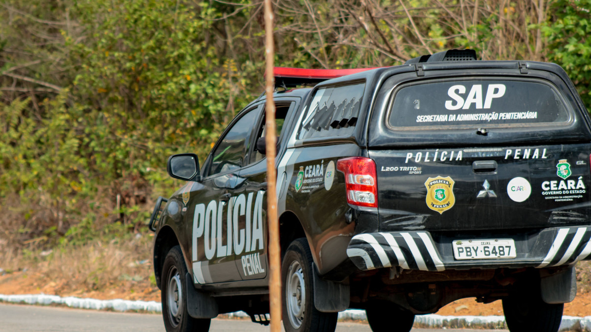 Foto de apoio ilustrativo. Em depoimento, policial penal afirmou que, ap&oacute;s a ultrapassagem, um dos ocupantes do banco traseiro do Onix teria apontando uma arma de fogo em sua dire&ccedil;&atilde;o