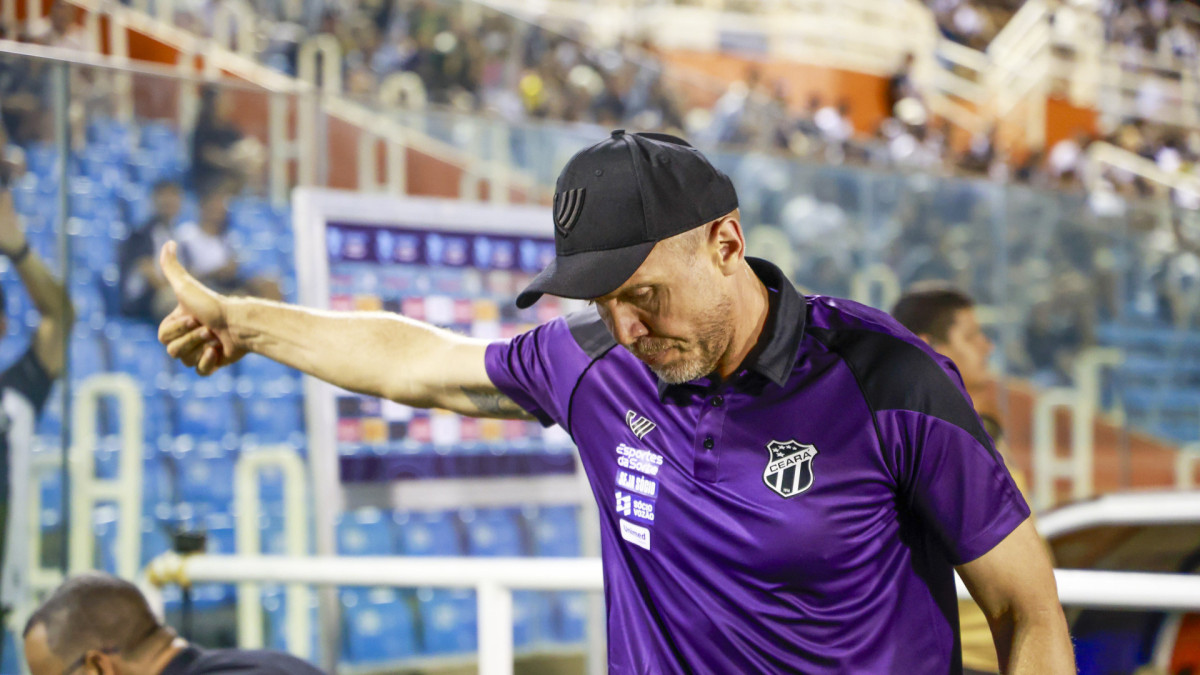 FORTALEZA, CE,  BR - 16.01.26  - Campeonato Cearense 2026 - Partida entre as equipes Ceara x Maranguape no estadio Presidente Vargas  - Na foto: Mozart, tecnico do Ceará (FCO FONTENELE/OPOVO)