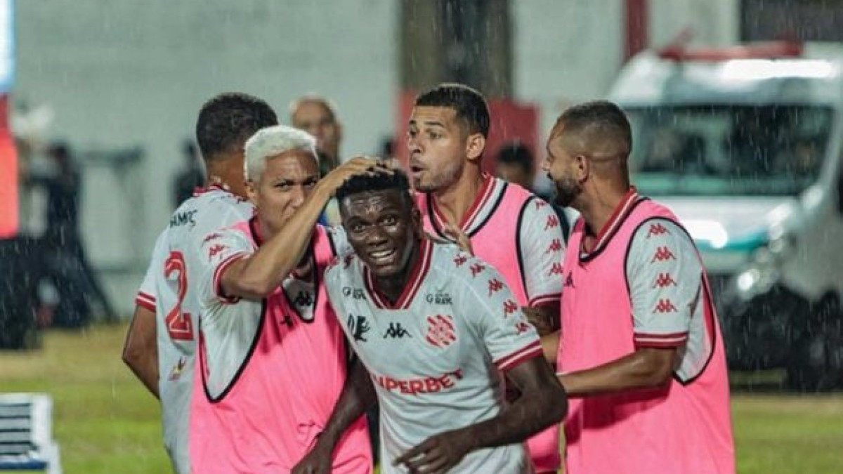 Sobrevivente de tragédia, haitiano do Bangu carrega no nome, na trajetória e nos pés uma história de resistência que atravessa fronteiras