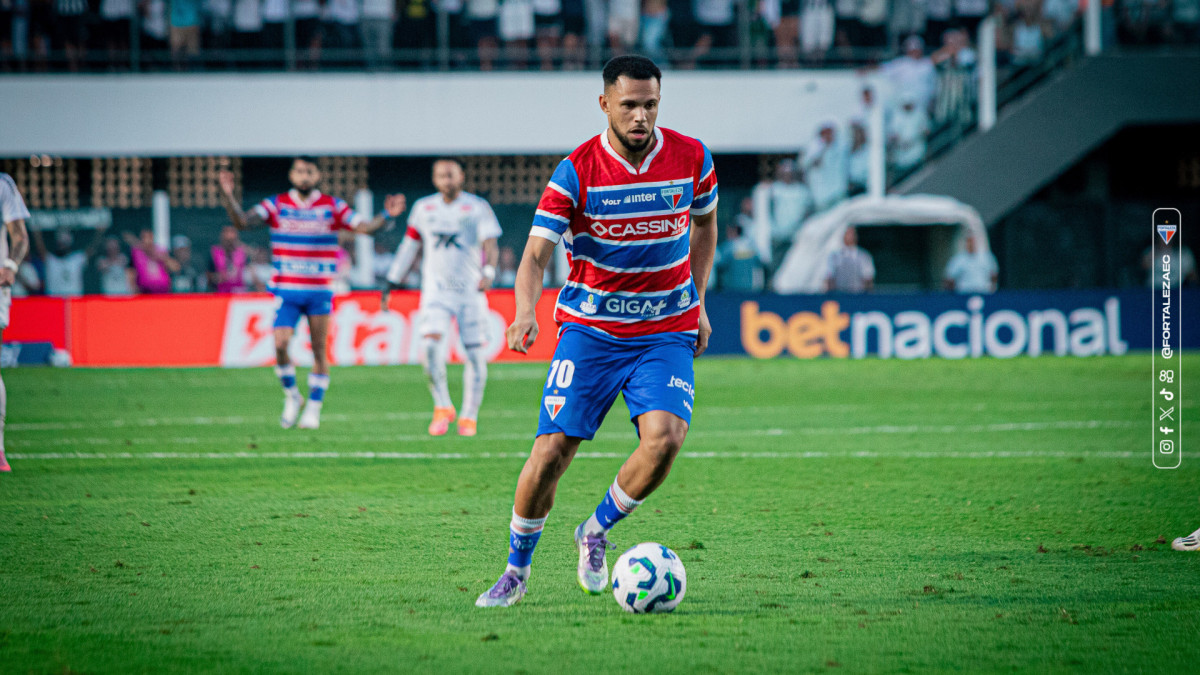 Pablo Roberto, volante do Fortaleza, durante jogo contra o Santos