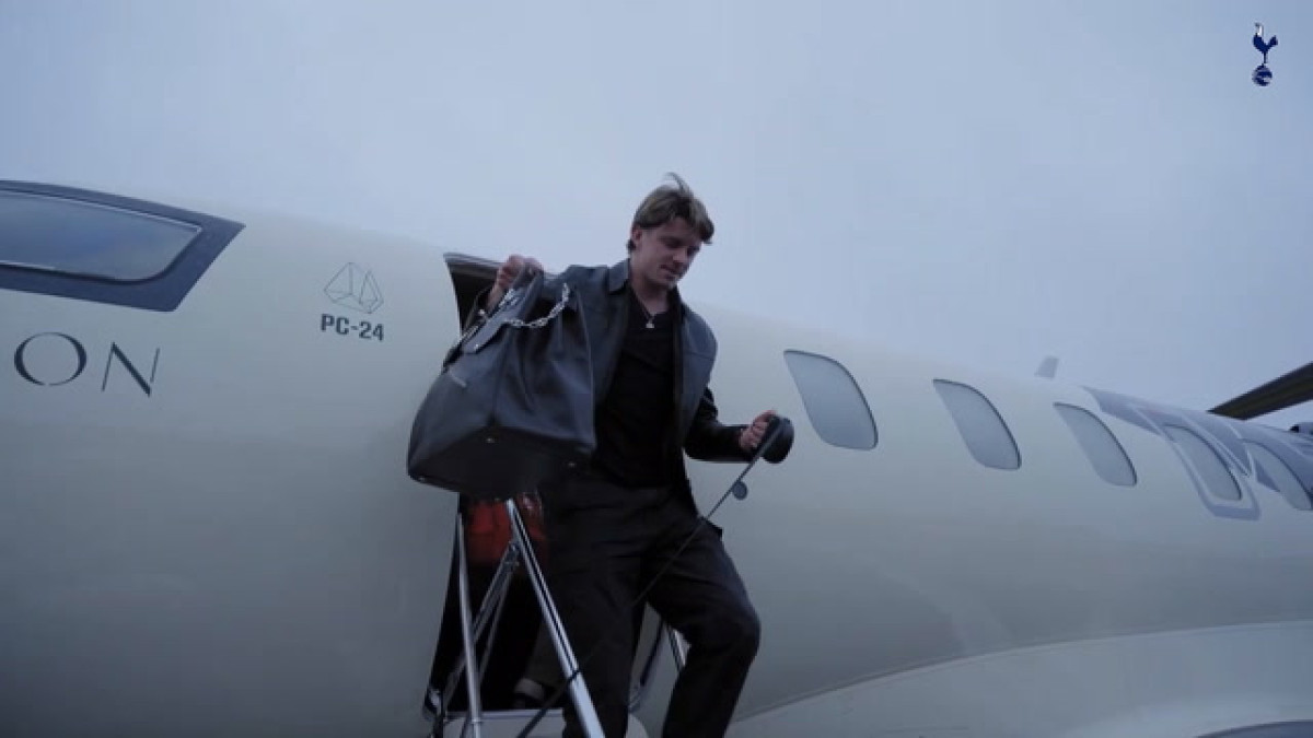 Conor Gallagher conhece centro de treinamento do Tottenham