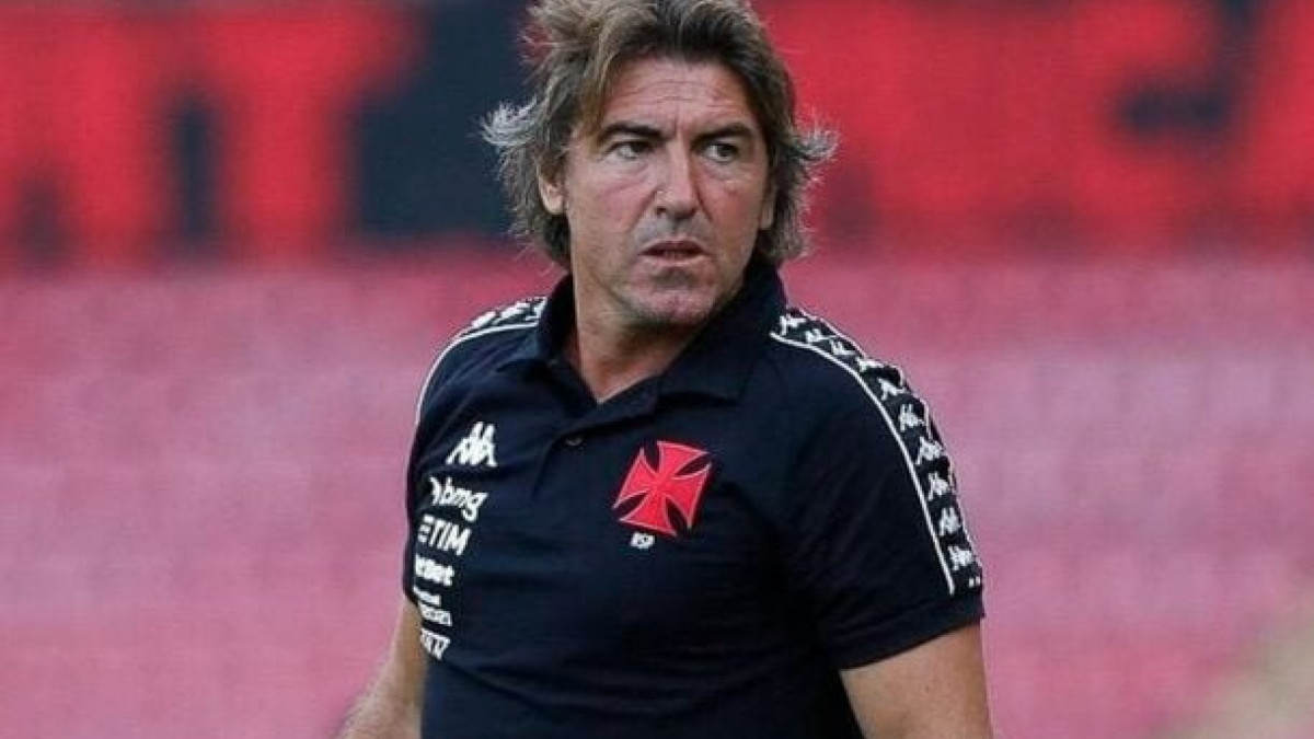 Ricardo Sá Pinto integra grupo de oito portugueses que deixaram o país nas últimas horas por causa do avanço dos protestos populares