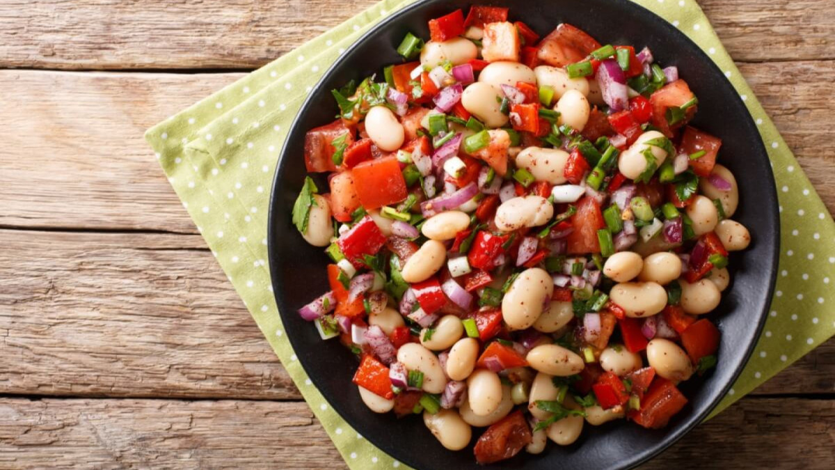 Salada de feijão: 5 receitas ricas em ferro para os dias quentes