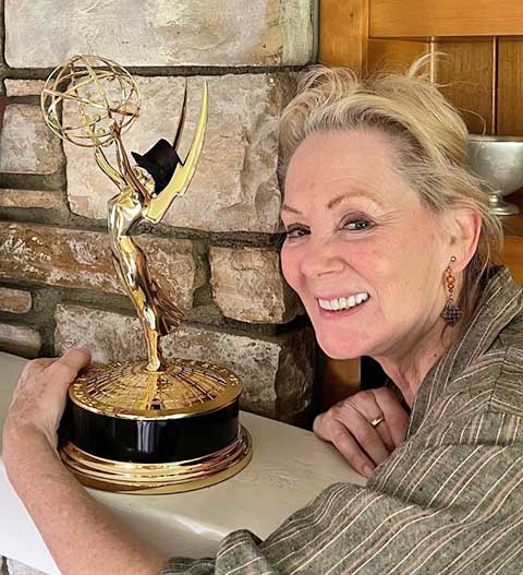 Na noite da premiação, Smart levou o Globo de Ouro de Melhor Atriz em Série de Comédia, repetindo o reconhecimento pelo papel da veterana comediante. Na disputa, superou nomes de destaque da televisão atual, como Ayo Edebiri, de “O Urso”, e Jenna Ortega, protagonista de “Wandinha”.
