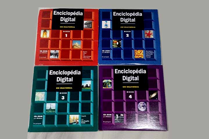 A virada ocorreu com a chegada da era digital e da internet. Nos anos 1990, as primeiras versões eletrônicas das grandes enciclopédias começaram a circular em CD-ROM. A Britannica, por exemplo, lançou sua versão digital em 1994, permitindo buscas mais rápidas e acesso a conteúdos multimídia. 
