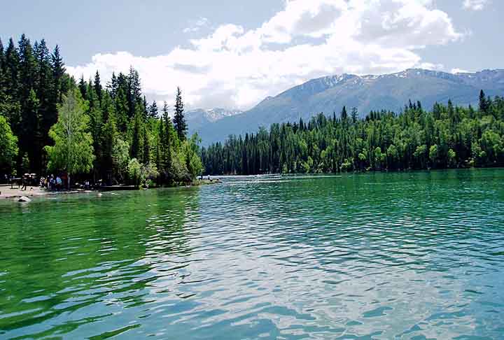 China - Florestas de coníferas no norte e oeste, como as de abetos no Tibete, desempenham papel vital na preservação do clima. O Tibete é uma região autônoma da China em que muitos defendem a independência, alegando repressão cultural e religiosa, especialmente contra o budismo tibetano.
