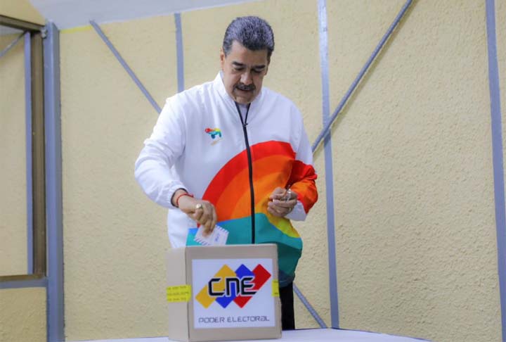 O Conselho Eleitoral da Venezuela, alinhado ao regime chavista, proclamou Maduro vencedor. No entanto, observadores internacionais, como o Carter Center, pediram a divulgação detalhada dos resultados das urnas, o que não ocorreu. 
