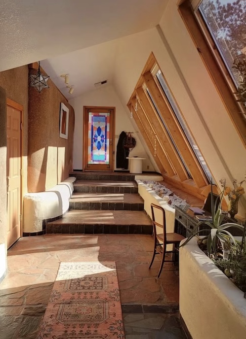 A moradia gera sua própria energia a partir do sol, vento e chuva, e regula a temperatura interna sem depender de redes públicas.