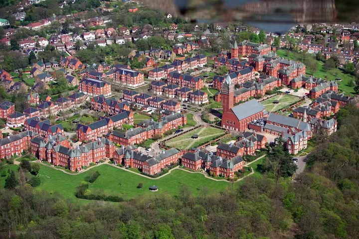 O Repton Park se tornou um endereço cobiçado, especialmente por famosos. Há boatos de que celebridades como Jeremy Clarkson, Lily Allen, Kate Moss, Patsy Palmer e Simon Webbe já moraram ali.