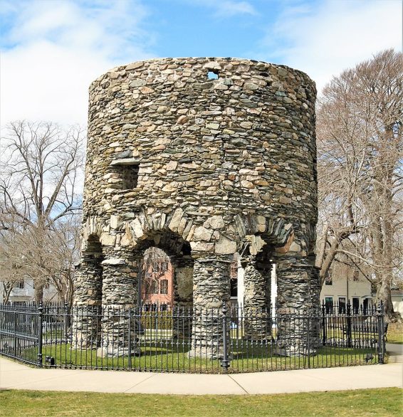 A misteriosa torre viking de Rhode Island (Newport Tower): A atração é intrigante devido ao mistério em torno de sua origem, já que ninguém sabe quem a construiu ou como ela surgiu.