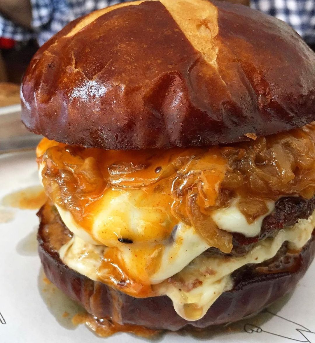 Além de hambúrgueres de carne, queijo, cebola frita, picles e molho Emmy em um pão de pretzel. A sua riqueza e discreto picante combinam perfeitamente com os restantes ingredientes, criando uma perfeita harmonia de texturas e sabores.