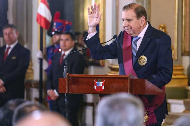 Após a divulgação do resultado oficial, protestos se espalharam pelo país, com detenções e mortes. Em meio à escalada repressiva, Edmundo González buscou asilo na Espanha, medida classificada pela Organização dos Estados Americanos como um exílio forçado, depois que a Justiça venezuelana ordenou sua prisão sob acusações ligadas à divulgação de resultados eleitorais em um site.
