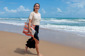 AQUIRAZ, BRASIL, 15-01-2026: DOM ECONOMIA conversa com a psicóloga Lucía Peréz, 32 anos sobre o Número de gringos visitando o Brasil que bate recorde. (Foto: Samuel Setubal/ O Povo)