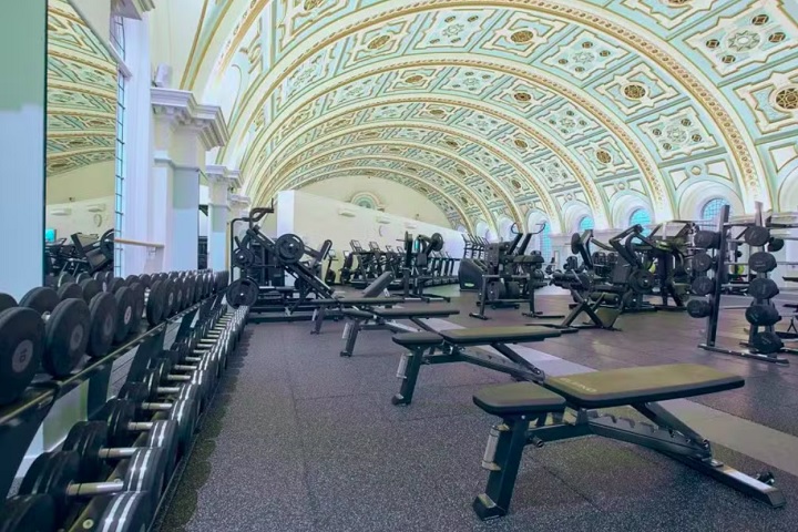 A academia do local, gerida pela Virgin Active, manteve a arquitetura original do prédio, com tijolos à vista e estilo vitoriano.