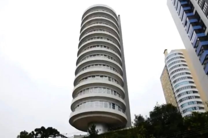 Passadas mais de duas décadas após sua inauguração, um edifício de Curitiba conhecido por ser o primeiro prédio giratório do mundo encontra-se abandonado.