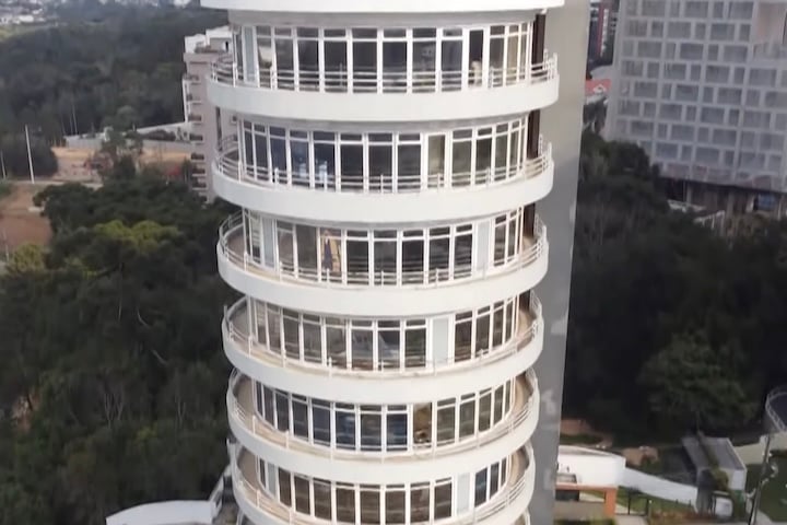 As unidades, vendidas por cerca de R$ 835 mil em 2004, nunca foram habitadas.