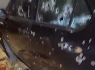 Carro usado pelos quatro suspeitos de tentarem matar um homem no Crato ficou crivado de balas após confronto com a Polícia Militar 