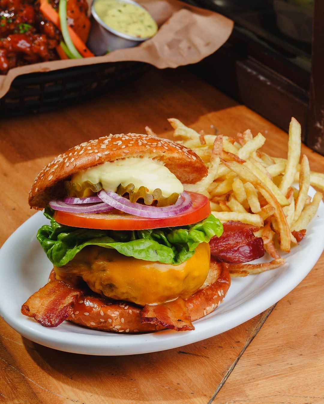 O pão fofo e marrom-dourado contém alguns ingredientes perfeitamente equilibrados, e o incrivelmente suculento hambúrguer de carne seca envelhecido do Spazio Lab oferece sabores profundos de carne e uma textura deliciosa e arejada.