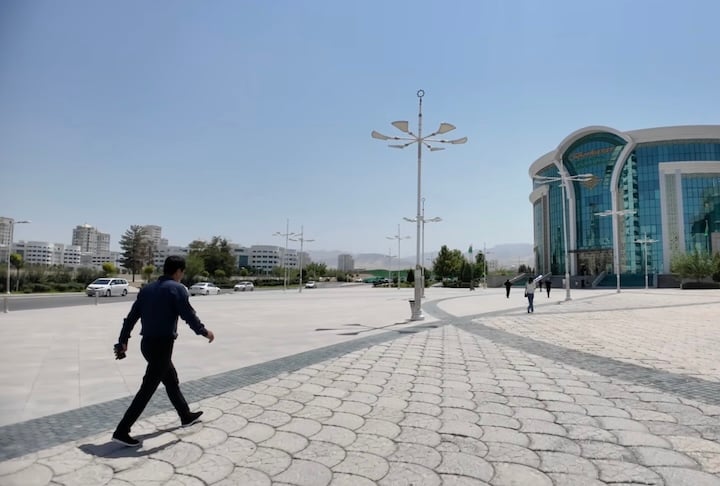 Além disso, barbas e bigodes são proibidos para jovens a fim de criar-se um padrão visual entre os cidadãos. 