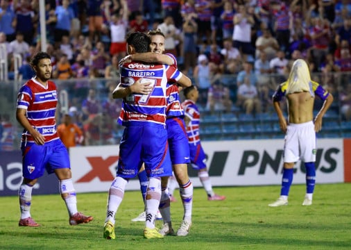 Pochettino abraça Bareiro após marcar gol pelo Fortaleza diante do Quixadá