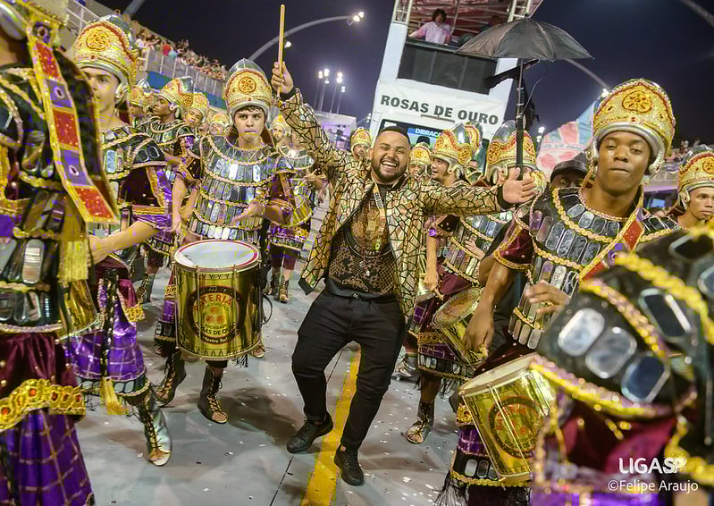As escolas de samba do Grupo Especial de São Paulo se preparam para os desfiles de 2026, que acontecerão nos dias 13 e 14 de fevereiro. Elas, então, apostam em enredos variados, que vão de homenagens à narrativas históricas, afros e rurais.