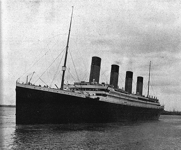 Os dias 14 e 15 de abril são tragicamente históricos na navegação mundial. Às 23h40 de 14 de abril de 1912, o transatlântico Titanic bateu num iceberg. Às 2h20 do dia 15, ele afundou por completo.
