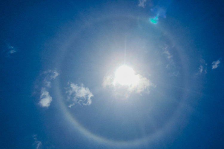 Halo solar aparece em Fortaleza nesta quinta-feira