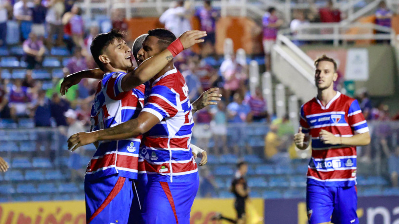 Jogadores do Fortaleza comemoram gol diante do Quixadá 