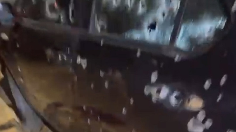 Carro usado pelos quatro suspeitos de tentarem matar um homem no Crato ficou crivado de balas após confronto com a Polícia Militar 
