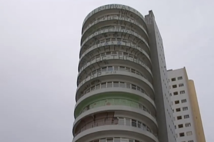O prédio acabou penhorado por dívidas da construtora e se encontra abandonado e deteriorado após mais de 20 anos.
