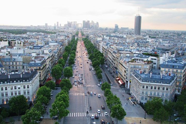 A mão francesa é a mais comum no mundo. E é a que adotamos no Brasil. Os motoristas dirigem pela pista da direita.