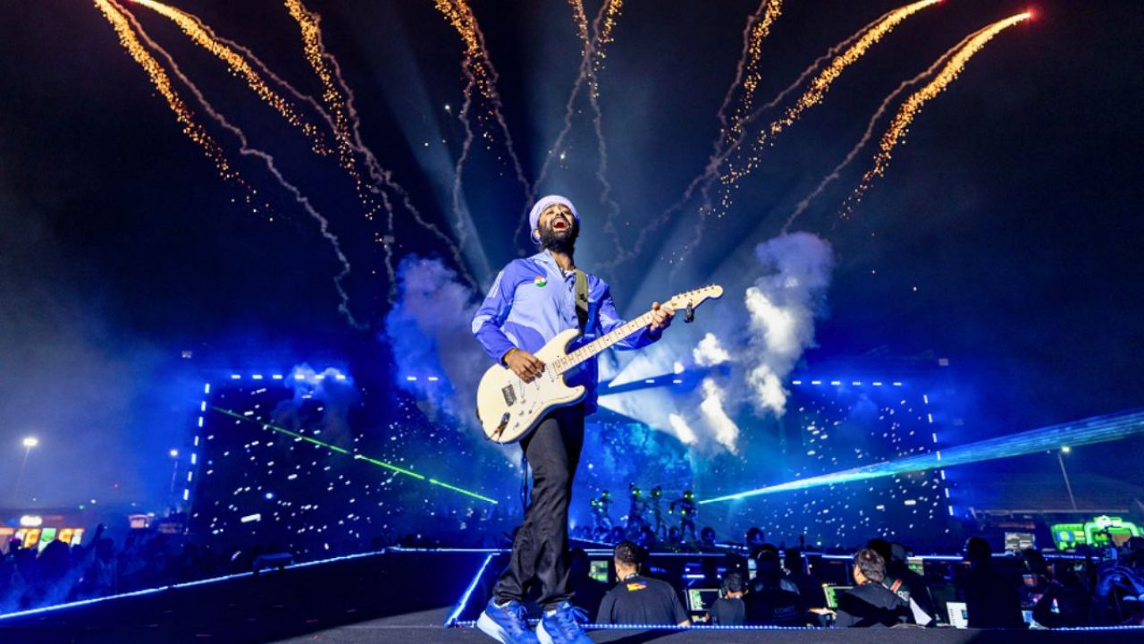 Desde 2013, Arijit Singh realiza turnês pela Índia, América do Norte, Europa, Austrália e Sudeste Asiático, com apresentações em arenas, estádios e eventos internacionais, incluindo concertos acompanhados por orquestras sinfônicas.
