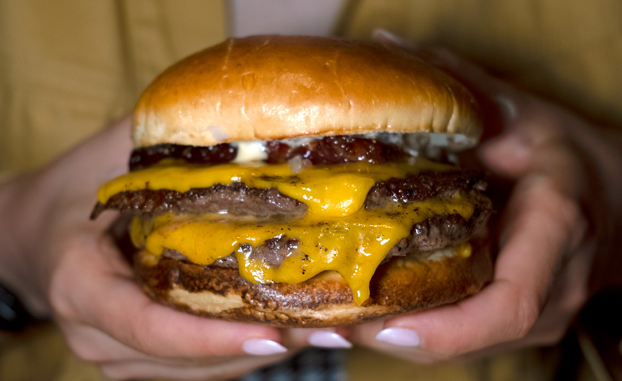 4. Au Cheval: Localizado em Chicago, oferece o clássico Double Cheeseburger com cheddar americano, picles, cebola e dijonnaise. A experiência oferece um sabor excepcionalmente carnudo, complementado pelo cremoso cheddar, dijonnaise bem balanceada e picles crocantes.