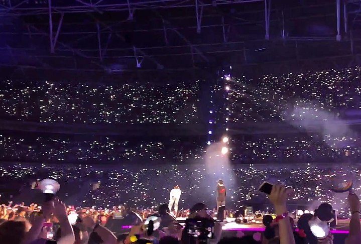 O BTS conta com uma das maiores e mais engajadas bases de fãs do mundo, chamada de ARMY. Eles são conhecidos por sua lealdade, paixão e criatividade, apoiando o grupo ativamente em suas atividades e os promovendo nas redes sociais. 