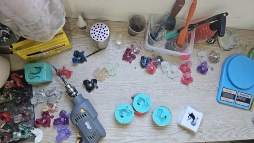 Feitas com moldes de silicone e materiais variados, como resina e plástico reciclado, apresenta cores e texturas diferentes. Fixadas com ímãs em muros e postes, podiam ser retiradas por quem as encontrasse. Todas possuiam QR code direcionando ao perfil do projeto no Instagram.