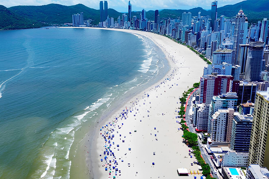 A cidade localizada no litoral de Santa Catarina, aliás, está prestes a ganhar um muro subterrâneo de 6 quilômetros na Praia Central, seu coração turístico. O objetivo? Proteger a orla dos efeitos da maré alta e garantir mais segurança para moradores e turistas.


