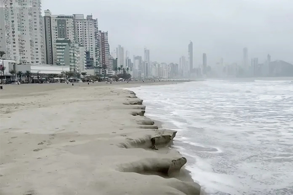 Após o alargamento da faixa de areia em 2021, surgiram poças e erosões causadas pela maré alta. O muro, portanto, vai funcionar como contenção do avanço da água e barreira contra a erosão, a fim de preservar a nova estrutura da praia.

