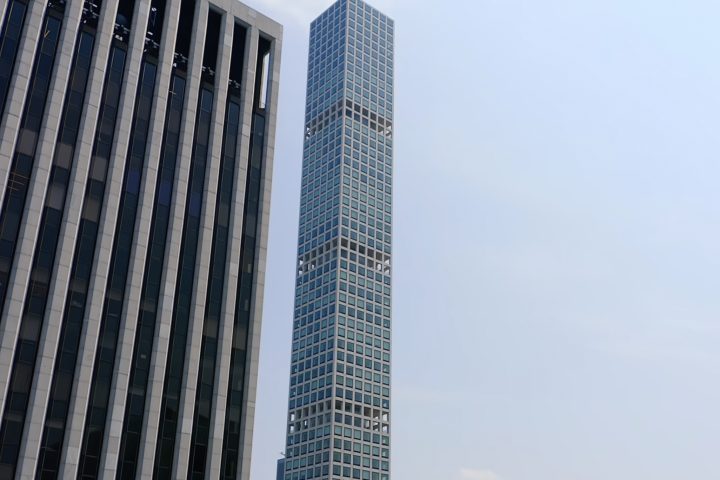 Embora autoridades afirmem que o prédio passou em inspeções oficiais, especialistas temem que a situação real seja mais grave do que o registrado. 