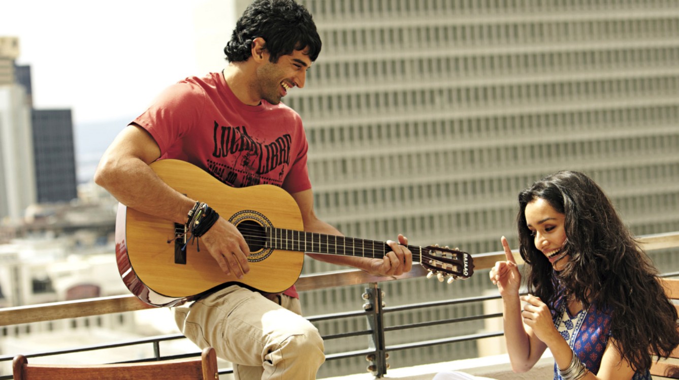 Ele também dá voz à outros músicas do filme, como “Chahun Main Ya Naa”, “Hum Mar Jayenge”, “ Meri Aashiqui”, “Aasan Nahin Yahan” e “Milne Hai Mujhse Aayi”. 
