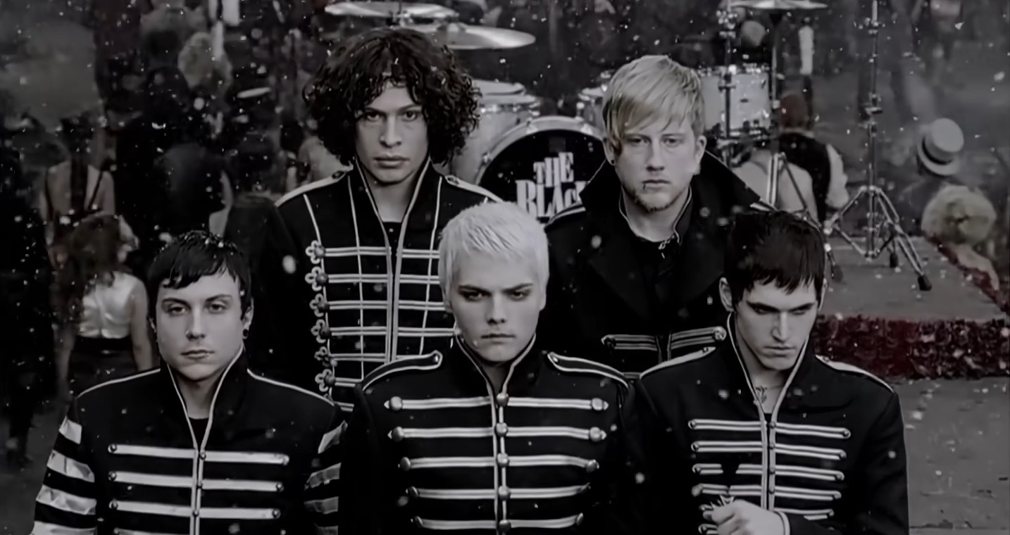 Welcome To The Black Parade – My Chemical Romance: Single principal do álbum “The Black Parade”, entrou no top 10 do Reino Unido e liderou paradas alternativas nos Estados Unidos, além de ser um dos maiores marcos da banda.
