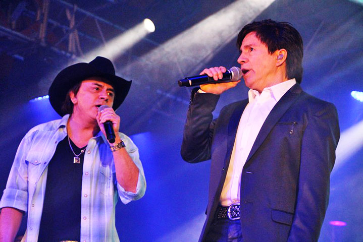 A canção, eternizada nas vozes de Chitãozinho & Xororó, evidencia como clássicos transcendem gerações em apresentações ao vivo.