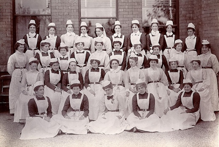 Durante seu auge, o hospital tinha capacidade para mais de 2.000 pacientes e incluía fazendas, oficinas e até um teatro, onde os internos participavam de atividades ocupacionais como parte do tratamento.