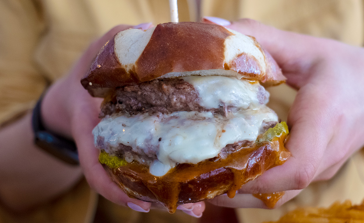 1: Pizza Loves Emily: Tem lojas em West Village e Brooklyn, e possui The Emmy Double Stack Burger, com dois produtos envelhecidos a seco. 