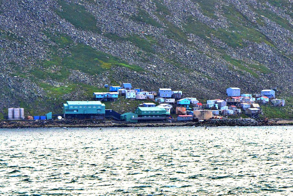 Outro detalhe curioso é que o arquipélago é um importante local de passagem para aves migratórias e também é um importante ponto de observação para os cientistas que estudam o clima e o meio ambiente do Ártico.