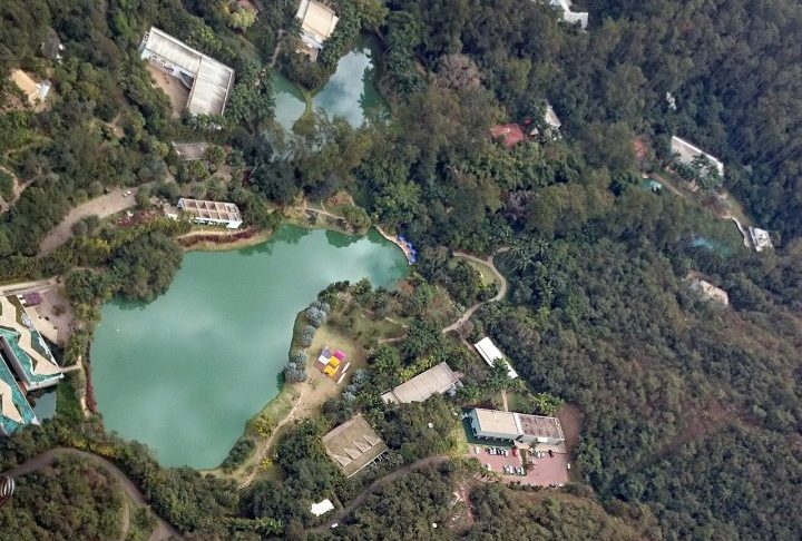 Seu território de visitação tem mais de 140 hectares, integrando jardins paisagísticos, fragmentos de Mata Atlântica e Cerrado, lagos e trilhas. 