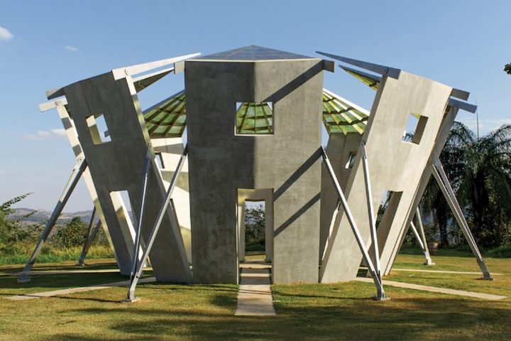 Considerado um dos maiores museus a céu aberto do planeta, o espaço reúne mais de 1.800 obras de arte contemporânea. 