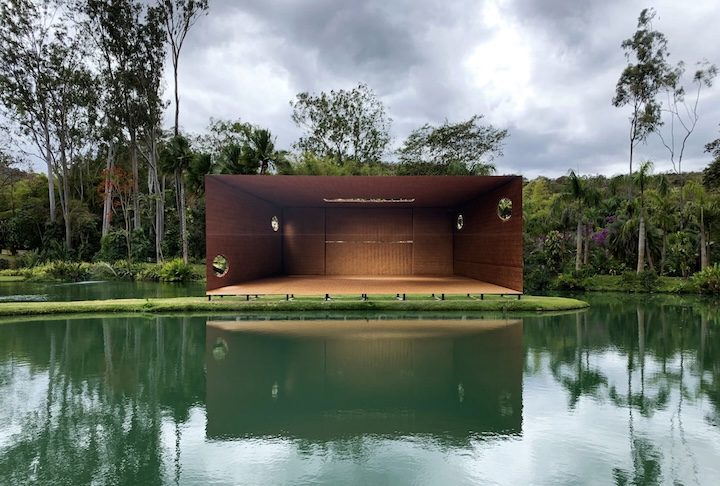 As obras foram produzidas desde a década de 1960 até os dias de hoje e podem ser apreciadas tanto em ambientes fechados quanto ao ar livre.