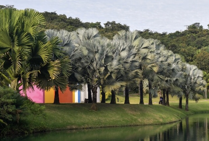 Hoje, o Instituto Inhotim é uma entidade sem fins lucrativos mantida por doações, incentivo cultural e bilheteria.