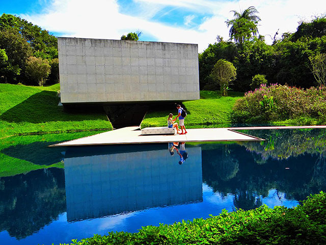 Os ingressos custam R$ 65,00 (inteira) e R$ 32,50 (meia). Todas as quartas-feiras e no último domingo de cada mês a entrada no museu é gratuita. 